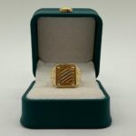 Anillo Sello Cuadrado 4.6gr / Talla 9 Texturizado Tres Oros 18k