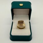 Anillo Sello Cuadrado 4.6gr / Talla 9 Texturizado Tres Oros 18k - Image 3