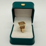 Anillo Sello Cuadrado 4.6gr / Talla 9 Texturizado Tres Oros 18k - Image 2