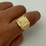 Anillo Sello Cuadrado 4.6gr / Talla 9 Texturizado Tres Oros 18k - Image 4