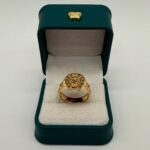 Anillo Virgen Guadalupe 7gr / Talla 10 1/4 Circones Verdes Oro Amarillo 18k - Image 3