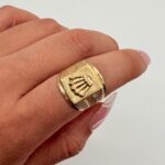 Anillo Sello Corona RX 3.4gr / Talla 9 Texturizado Oro Amarillo 18k - Image 4